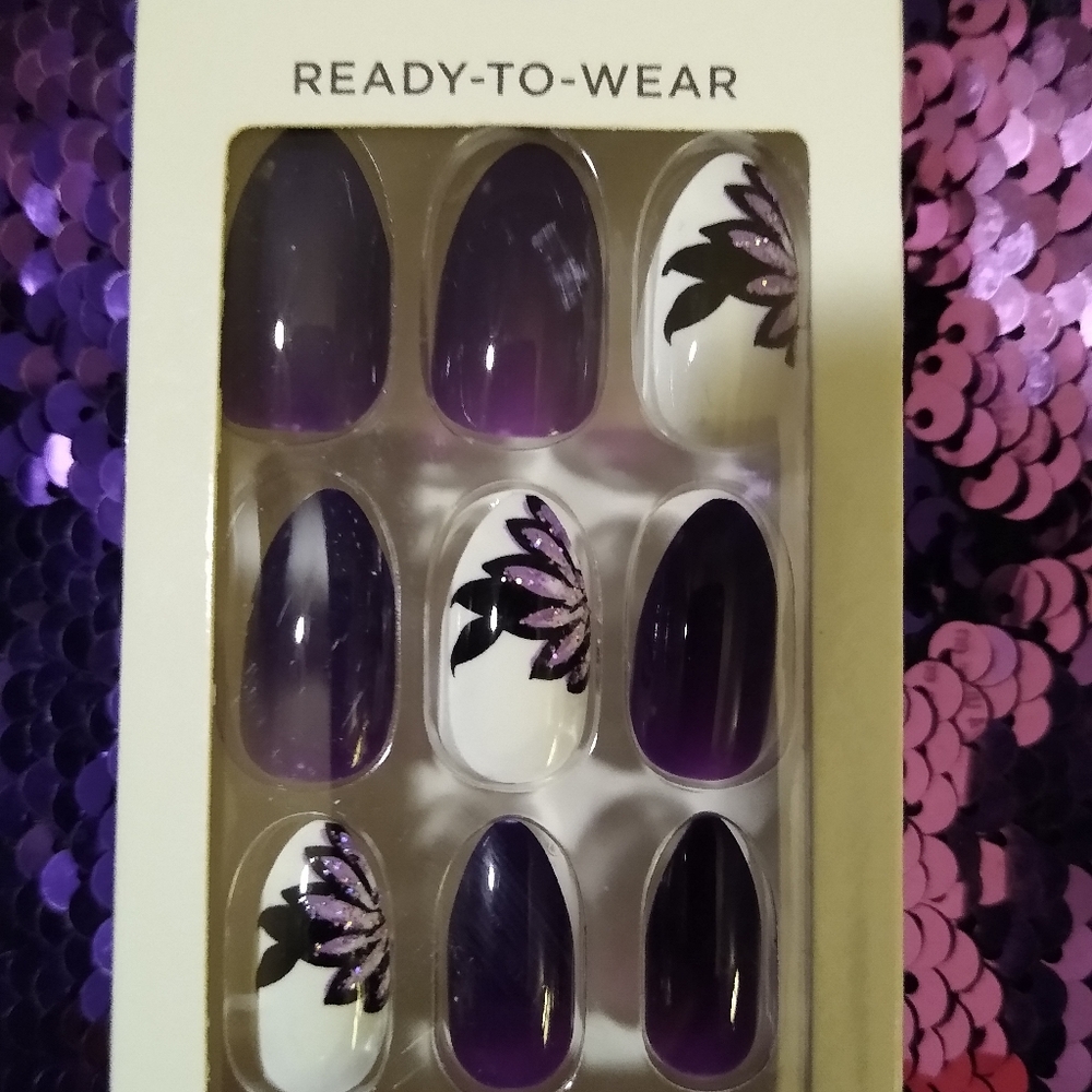 Kiss fashion design ready to wear nails w glue